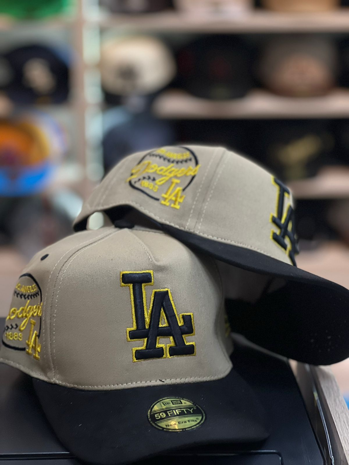 GORRA BEIGE CON NEGRO