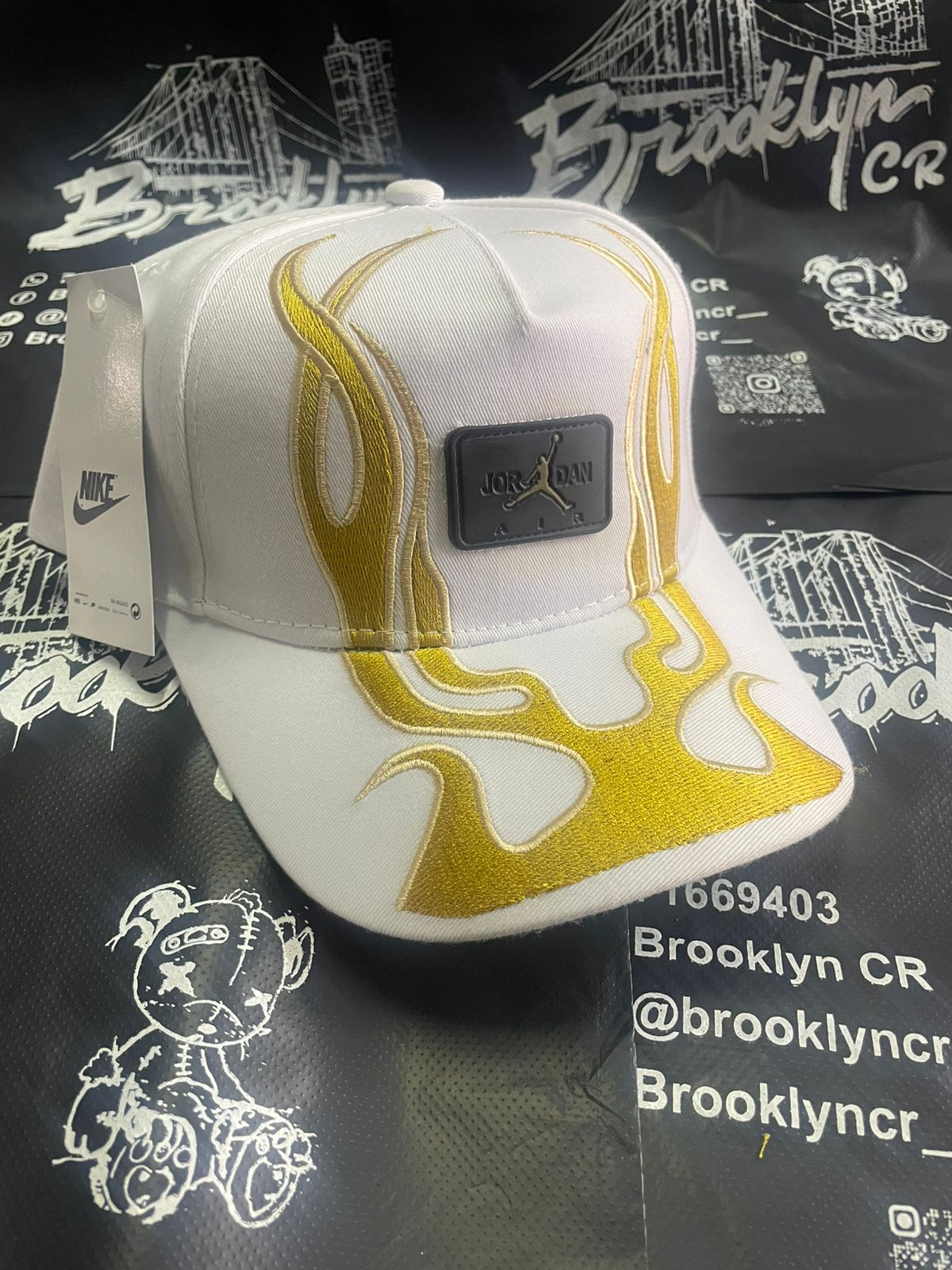 GORRA FLAMAS DORADAS