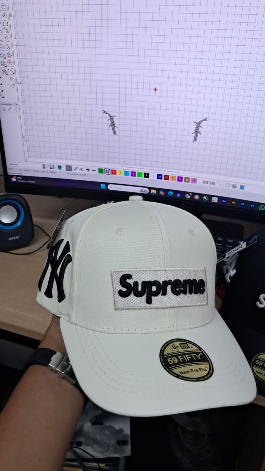 GORRA SUPREME WHITE