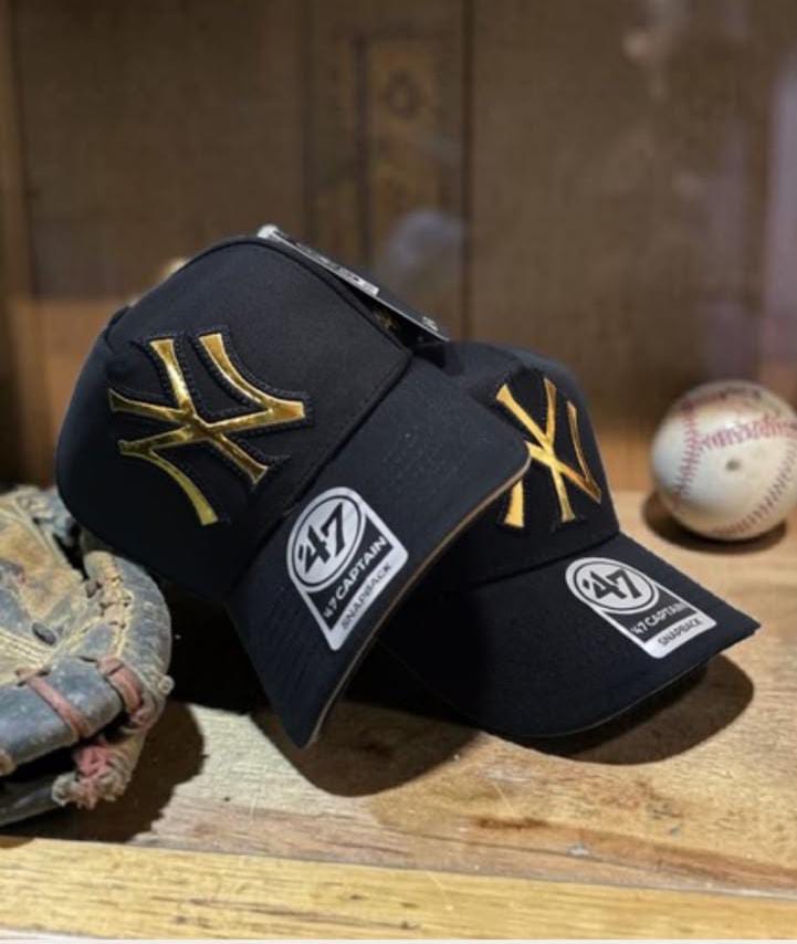 GORRA YANKEES NEGRA CON DORADO