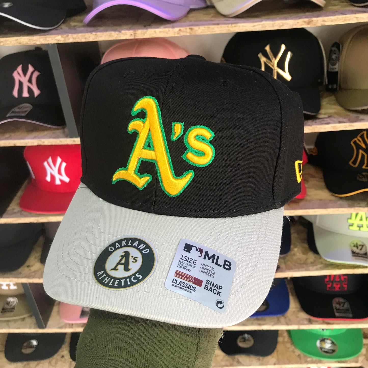 Bk ATHLETICS NEGRA CON AMARILLO