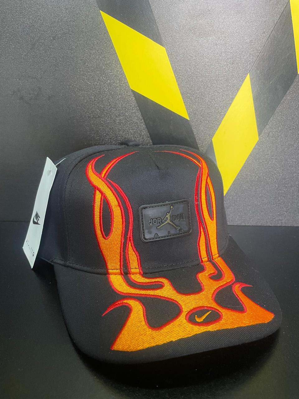 GORRA NIKE BLACK FLAMAS