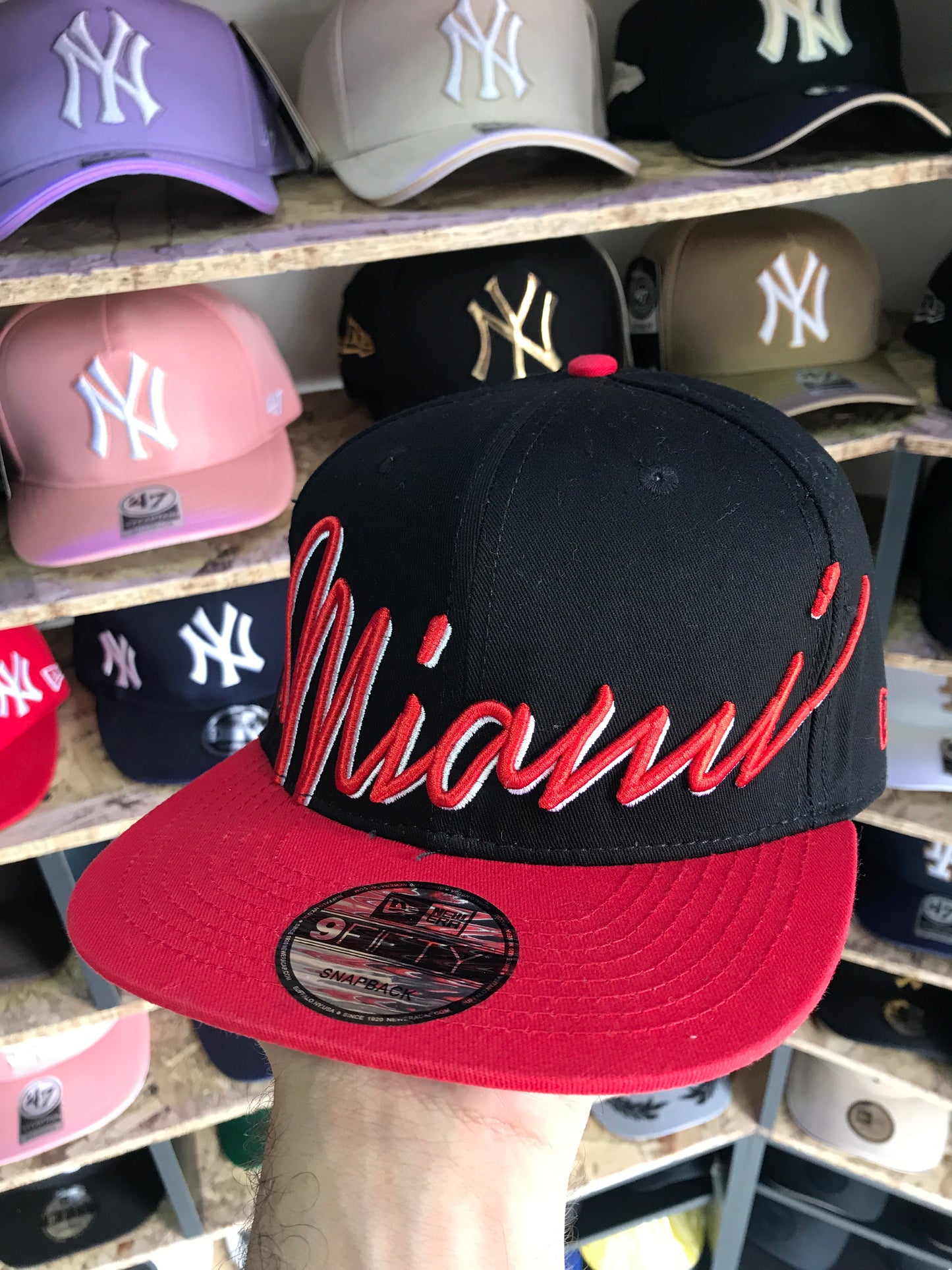 Bk MIAMI HEAD NEGRO CON ROJO