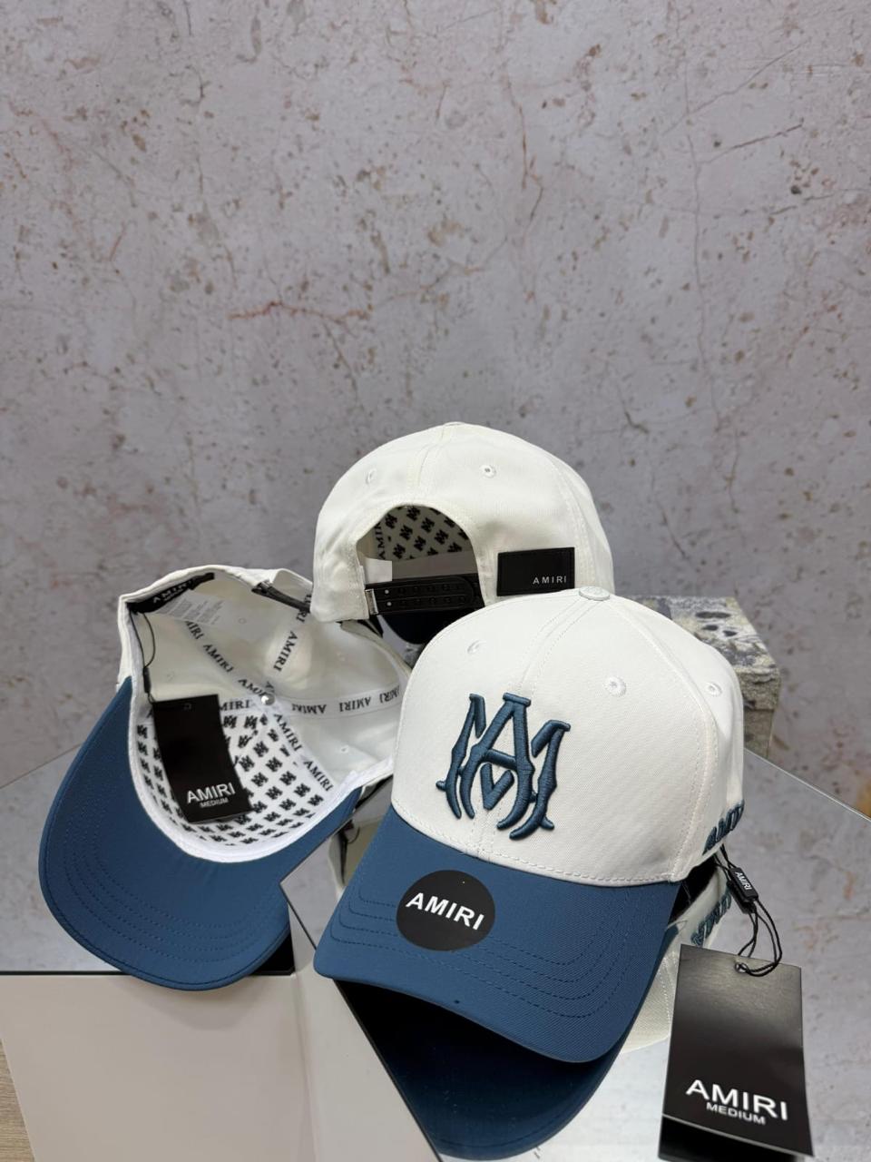 GORRA AMIRI BLANCA CON AZUL