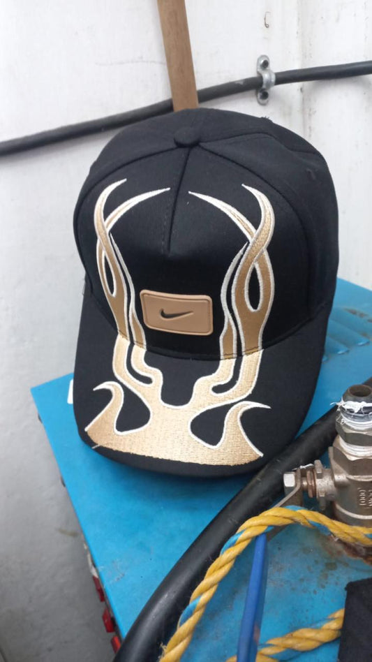 GORRA FLAMAS DORADAS