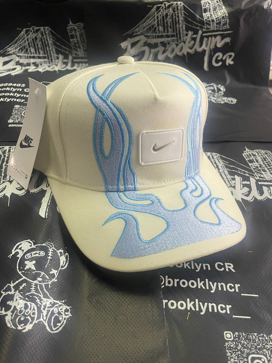 GORRA FLAMAS CELESTE