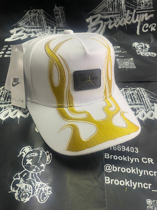 GORRA FLAMAS DORADAS