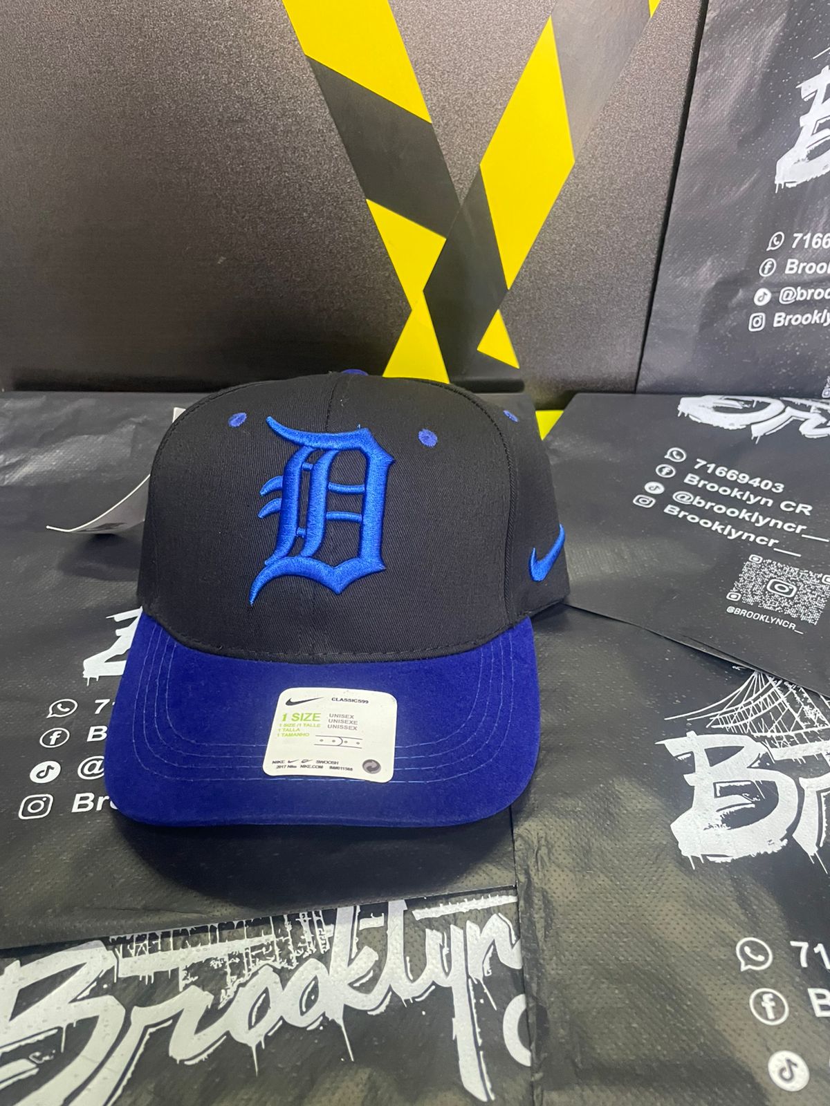 GORRA D NEGRA CON AZUL