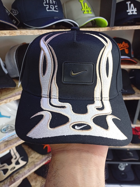 BK NIKE NEGRO CON BLANCO FUEGO CUADRO NEGRO