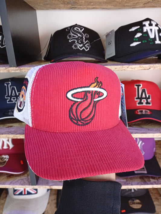 BK MIAMI HEAT BLANCO CON ROJO EN MAYA Y DE CORDUROI