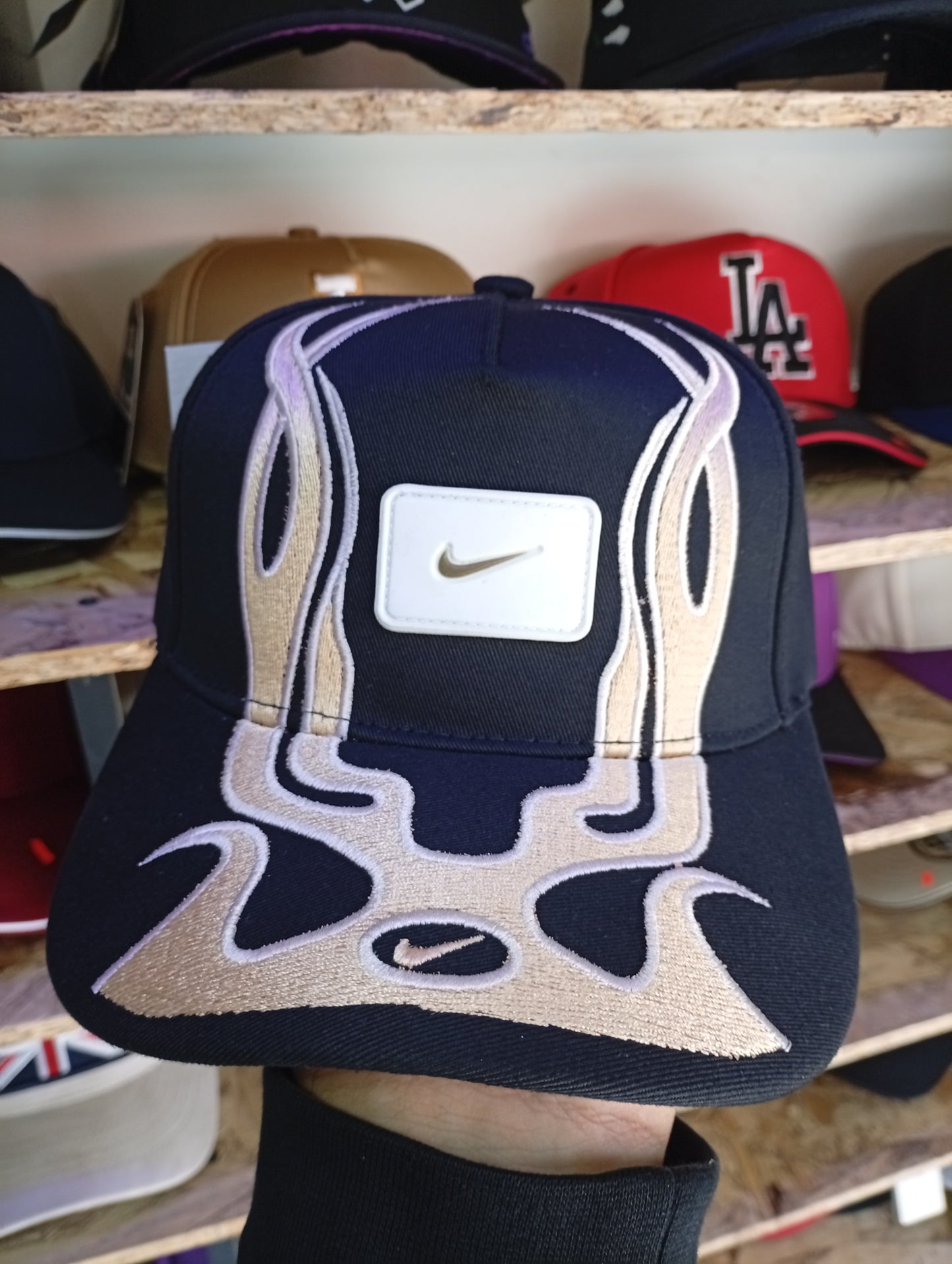 BK NIKE NEGRA CON LA LLAMA BEIGE