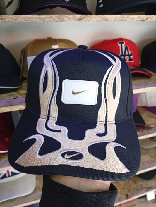 BK NIKE NEGRA CON LA LLAMA BEIGE