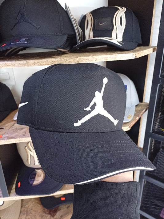 BK JORDAN NEGRO CON BLANCO