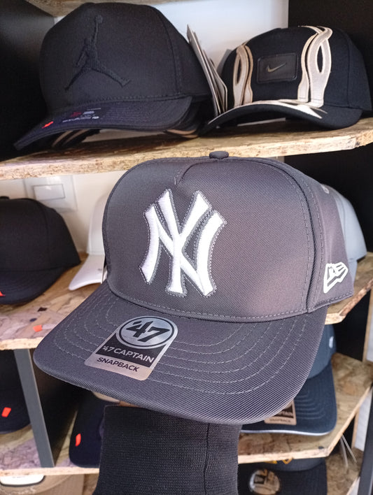 BK YANKEES GRIS CON BLANCO