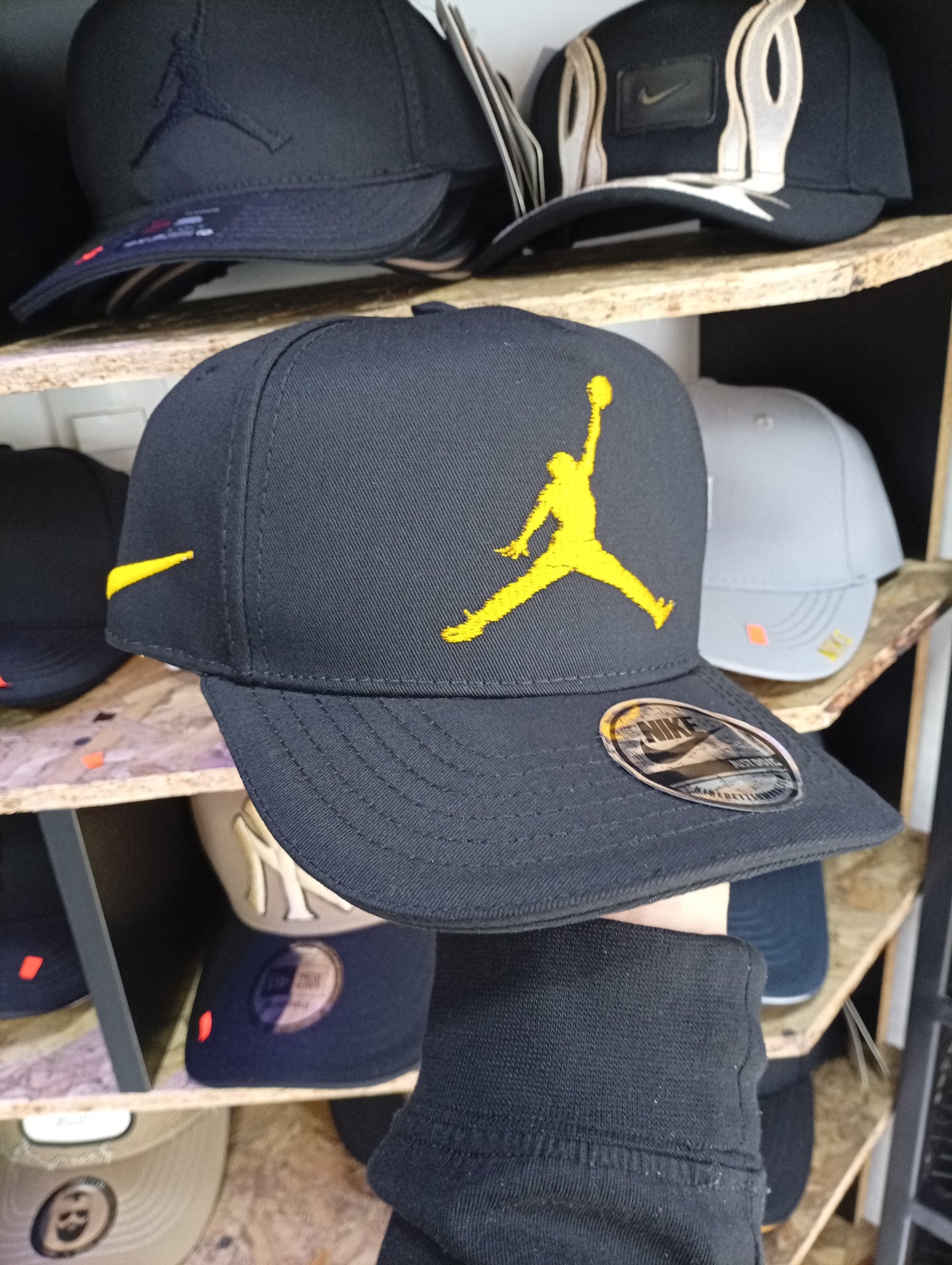 BK JORDAN NEGRA CON AMARILLO