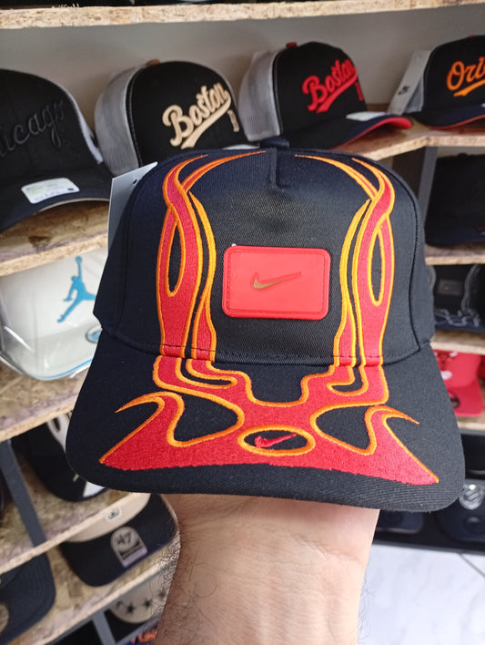 BK NIKE NEGRO CON ROJO FUEGO